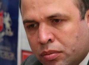 Did Vazgen Khachikyan tender resignation?