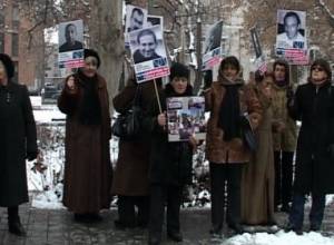 Friday protests continue outside Prosecutor General's Office