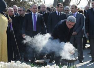 Armenia’s top brass pays tribute to Andranik Margaryan
