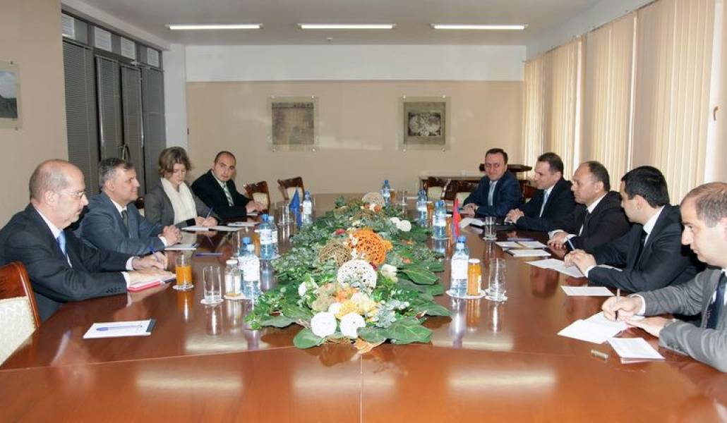 512f23b2c3d677d78e74bf1cfea68658