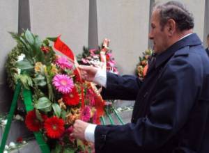 Opposition lays flowers at Eternal Flame in Victory Park