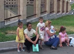 Disabled freedom fighter holds protest outside ministry