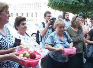 Waiting for ministers with fruit