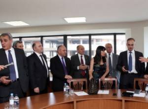 Coalition-opposition talks start behind closed doors