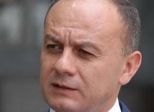 Defense Minister leaves for the frontline