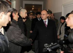 Minister visits army recruits