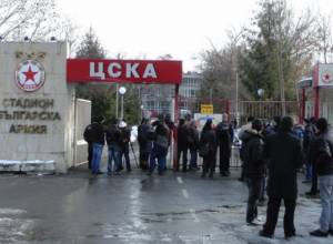 Journalists form live barrier