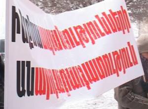 Soldier’s mother speaks with Seyran Ohanyan