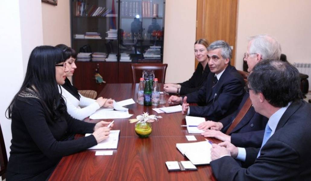 2156d1f9ce07e9538c4bf58cfe6ad948