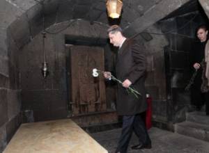 PM pays tribute to mother language