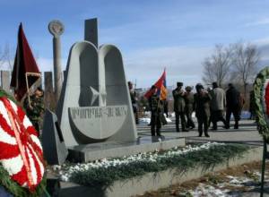 Top military brass pays tribute to Vazgen Sargsyan