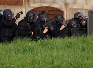 French police surround house of suspect in Toulouse
