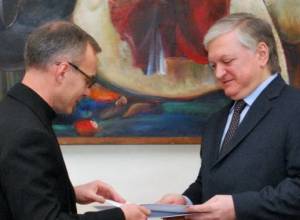 Armenian FM receives Holy See's Nuncio