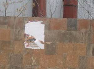 Citizens ripping Tsarukyan’s photos