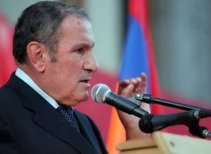 Ter-Petrosyan drops mandate