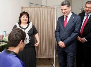 Armenian Premier visits people injured in balloon blast