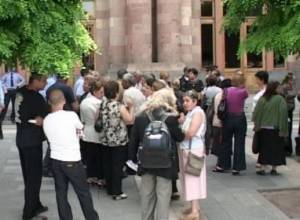 Discontent with elections near government  building