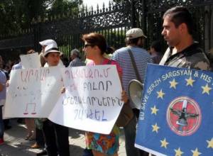 Protesters outside NA call for fair punishment for Ruben Hayrapetyan