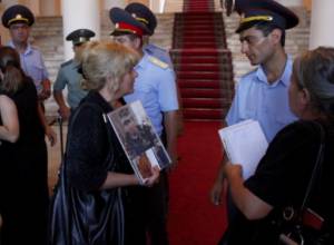 Demonstrators enter government building