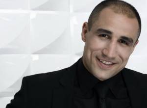 Arthur Abraham congratulates Armenian chess team on victory