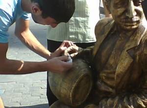 Mher Mkrtchyan's finger glued into place
