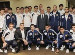 Serzh Sargsyan wishes success to football players