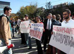 Clamour in court: HAK activists say judge is biased