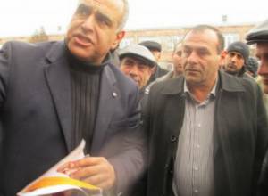 Presidential candidate tears off campaign poster