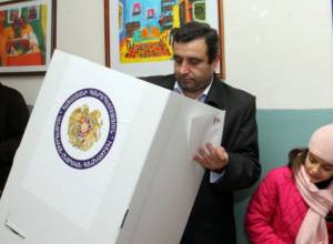 Presidential candidate returned home after voting