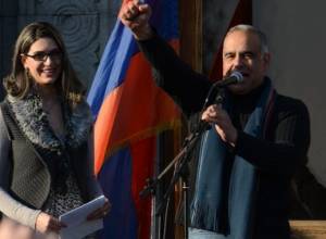Raffi Hovannisian greets Galust Sahakyan