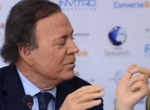 Julio Iglesias will sing in Armenian