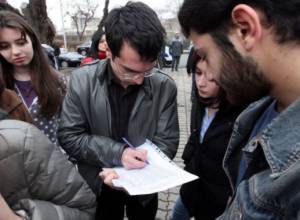 Sit-down strike and signature collection in YSU