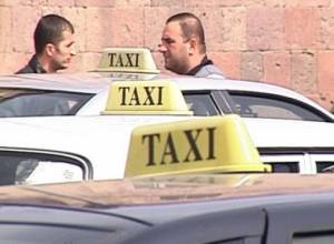 Gagik Beglaryan talks to protesting cabmen