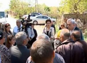 Oskanian meets with residents of Nor Kharberd