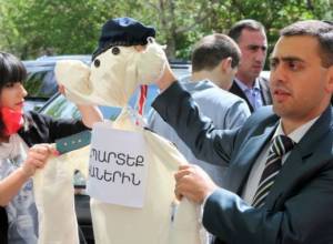 Scarecrow put outside Prosecutor General's Office