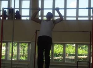 ASPU student sets record for pull-ups