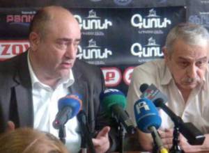 People pass through checkpoint with blankets and mattresses