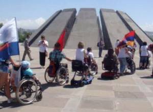 Disabled people visit Tsitsernakaberd on wheelchairs