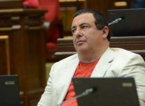 Gagik Tsarukyan attends NA sitting, answers journalists' questions