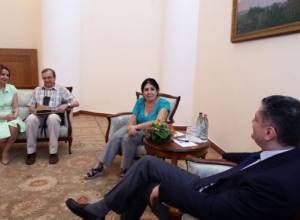 Armenian PM waiting for new works by renowned writ