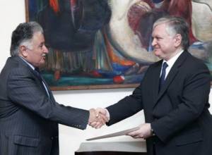 Iraq’s ambassador hands copies of credentials to Armenian FM