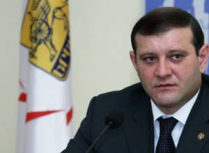 Yerevan Mayor congratulates health care workers on holiday