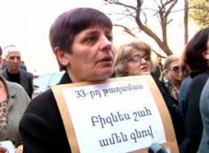 Մուկ ու կատու՝ կառավարության շենքի դիմաց