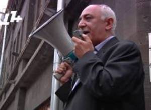 Ազատամարտիկները ՀՀԿ գրասենյակի դիմաց