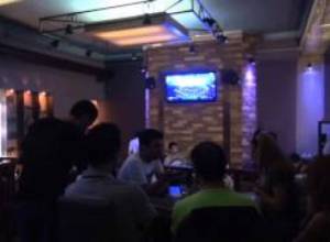 Republic coctail bar-um minchev verjin pahy spasum ein haxtanaki