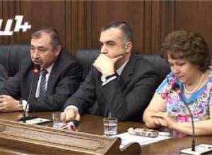 Պատգամավոր Լեւոն Մարտիրոսյանն ուզում է նկարվել տաքսիստի հետ