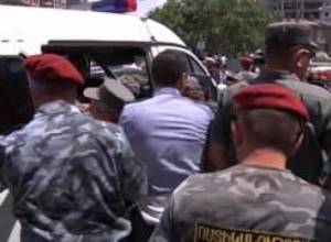 Ոստիկանները բերման են ենթարկում