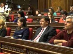 «Ովքեր դեմ չեն քվեարկի ԵՏՄ պայմանագրին, նրանք կհամարվեն  պետական դավաճաններ». Զ. Փոստանջյան