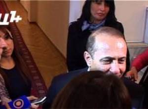 Հովիկ Աբրահամյանը պատասխանեց լրագրողների հարցերին