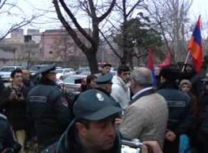 Ակտիվիստները պատգամավորներին ՝դավաճաններ..